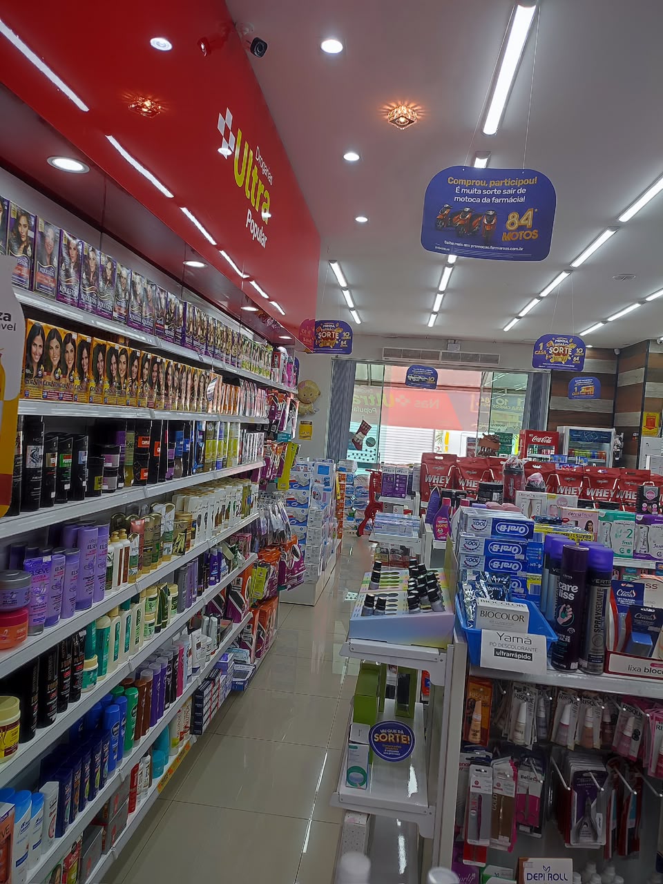 Corredor com produtos de perfumaria e beleza