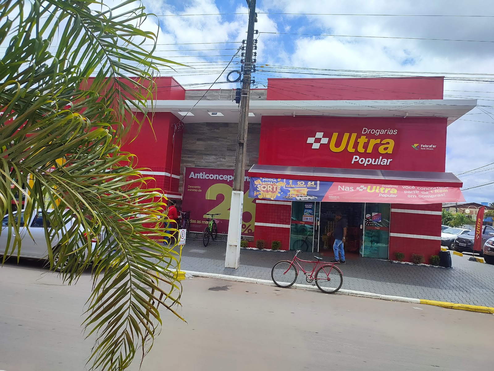 Fachada frontal da Drogarias Ultra Popular
