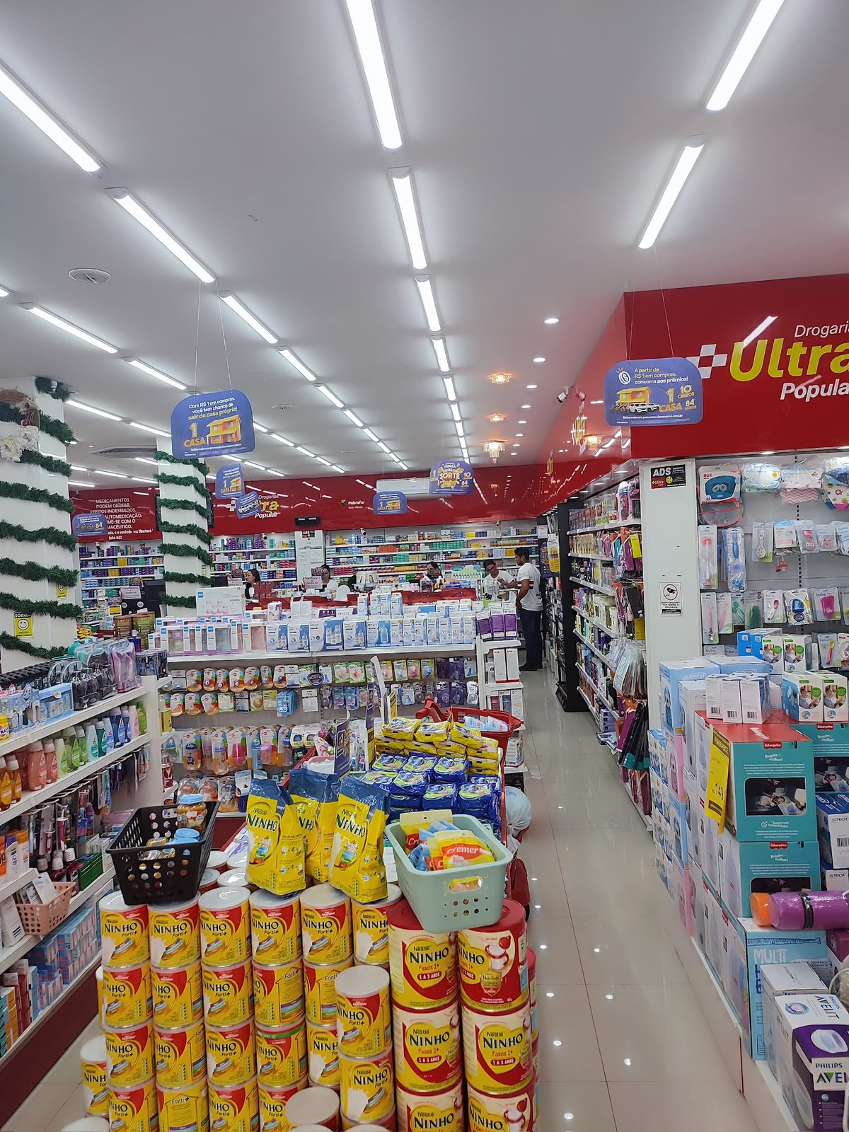 Interior organizado da Drogarias Ultra Popular